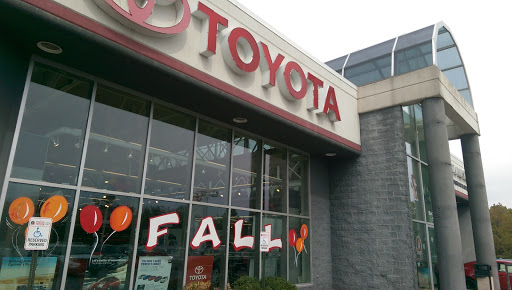 Toyota Dealer «Oakbrook Toyota», reviews and photos, 550 E Ogden Ave, Westmont, IL 60559, USA