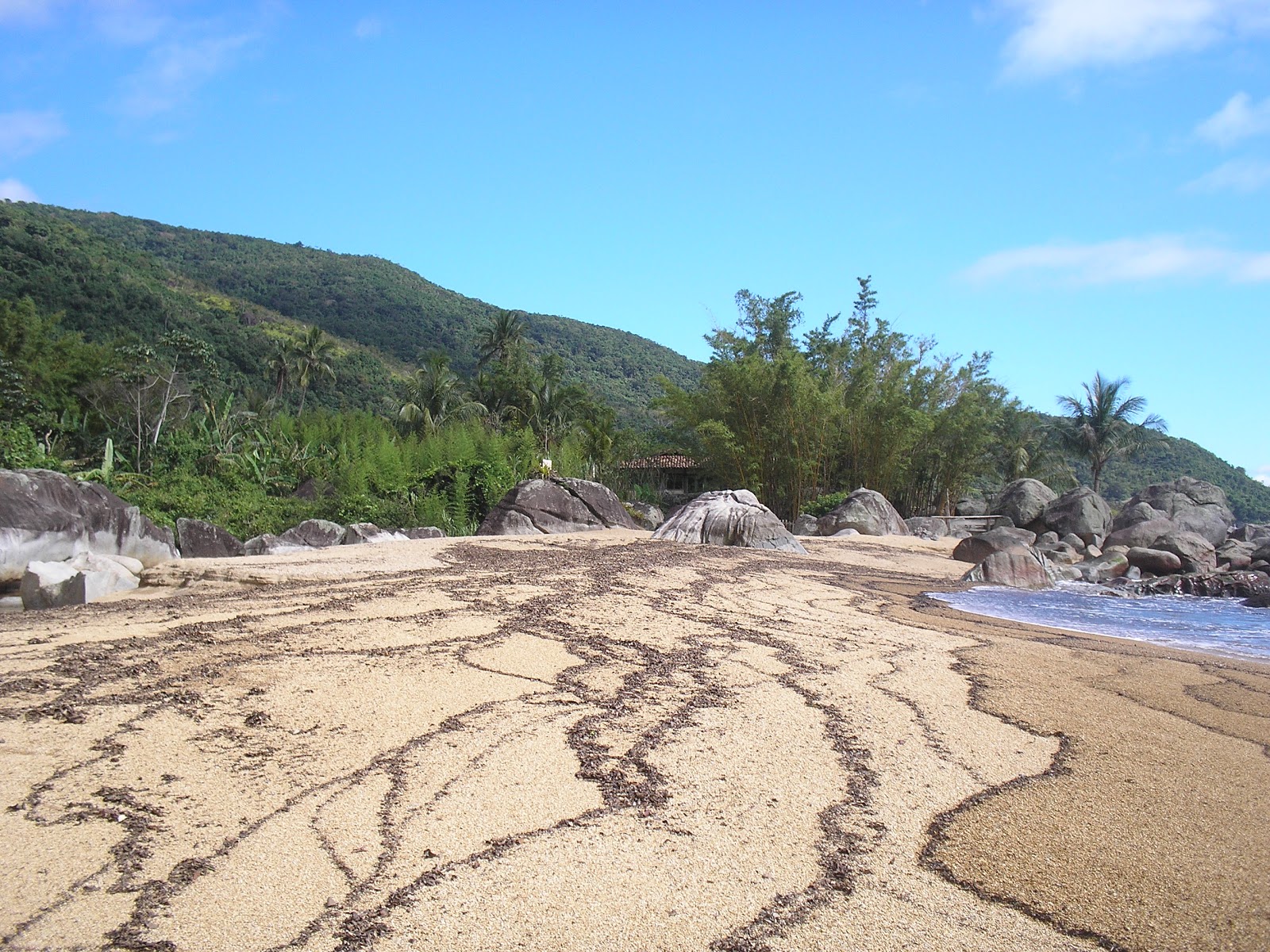 Foto von Praia do Poco mit türkisfarbenes wasser Oberfläche