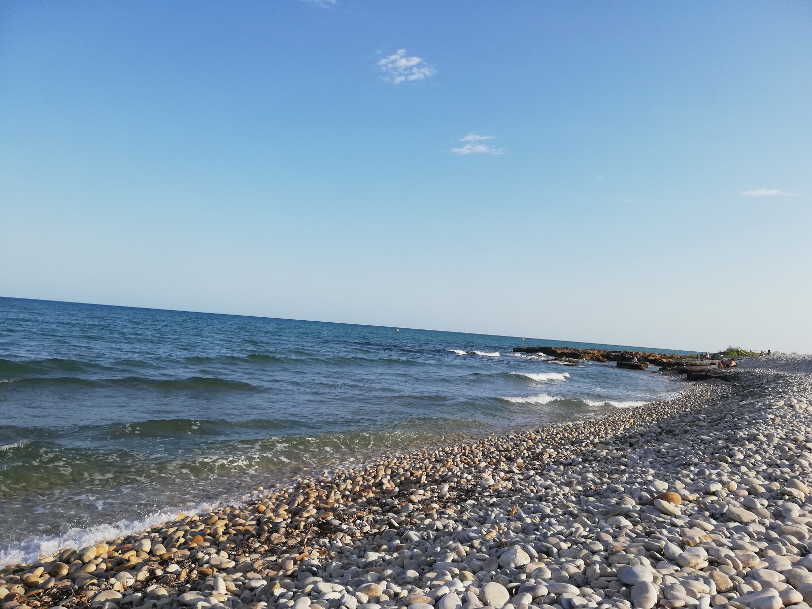 Foto van Playa Torre la Sal met recht en lang