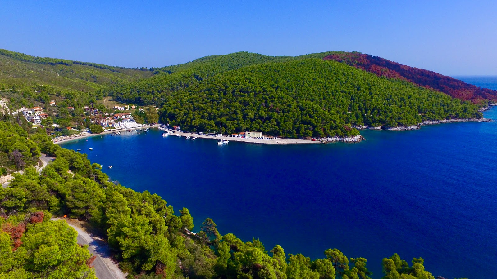 Zdjęcie Agnontas beach poparte klifami