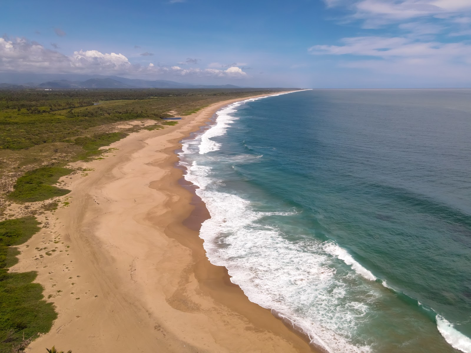 Zdjęcie Playa Piedra De Tlacoyunqe z powierzchnią turkusowa woda