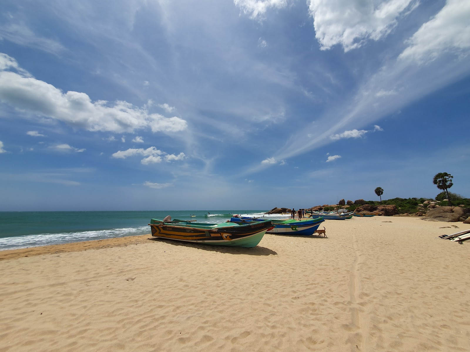 Zdjęcie Pottuvil point Beach z powierzchnią beżowy piasek