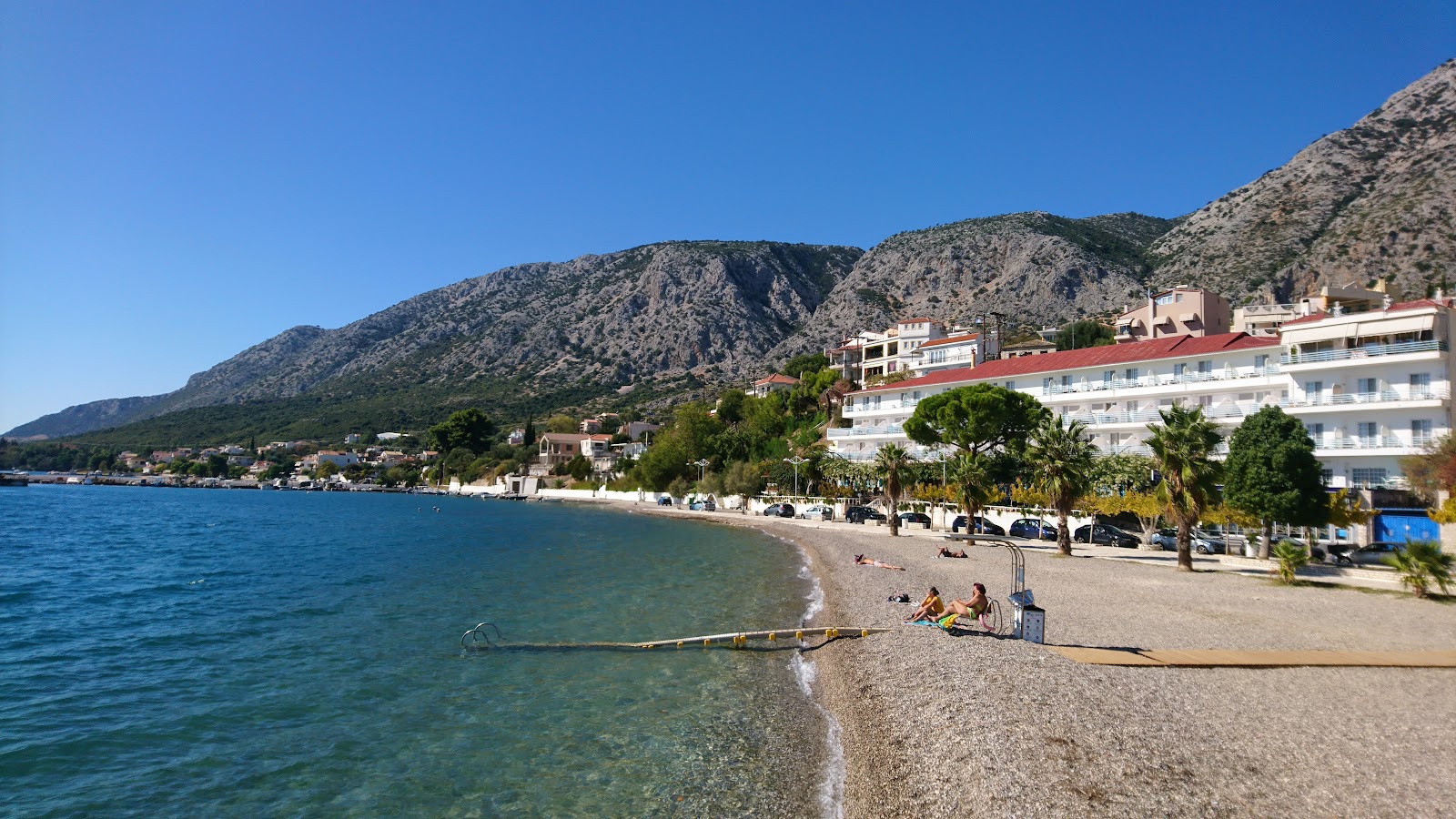 Φωτογραφία του Παραλία Αστακού με μικρά μπεζ βότσαλα επιφάνεια
