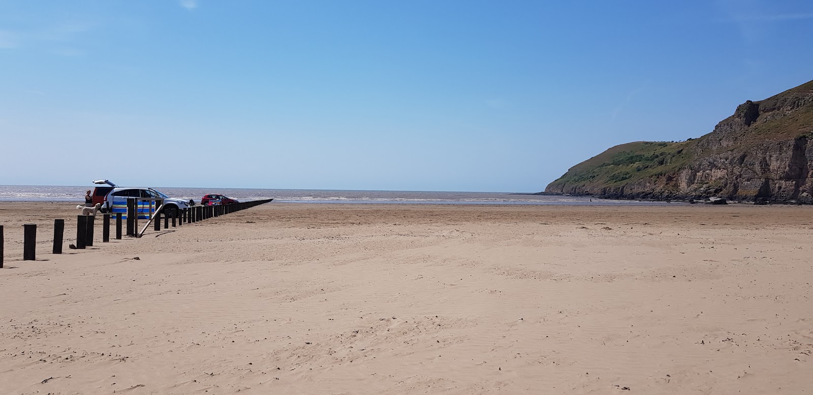 Foto van Brean Beach omringd door bergen