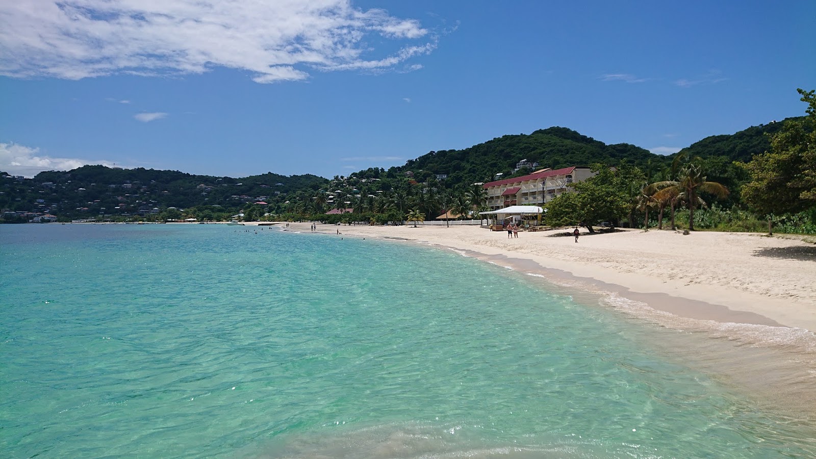 Foto von Grand Anse beach von Klippen umgeben
