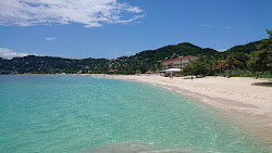 Foto von Grand Anse beach von Klippen umgeben