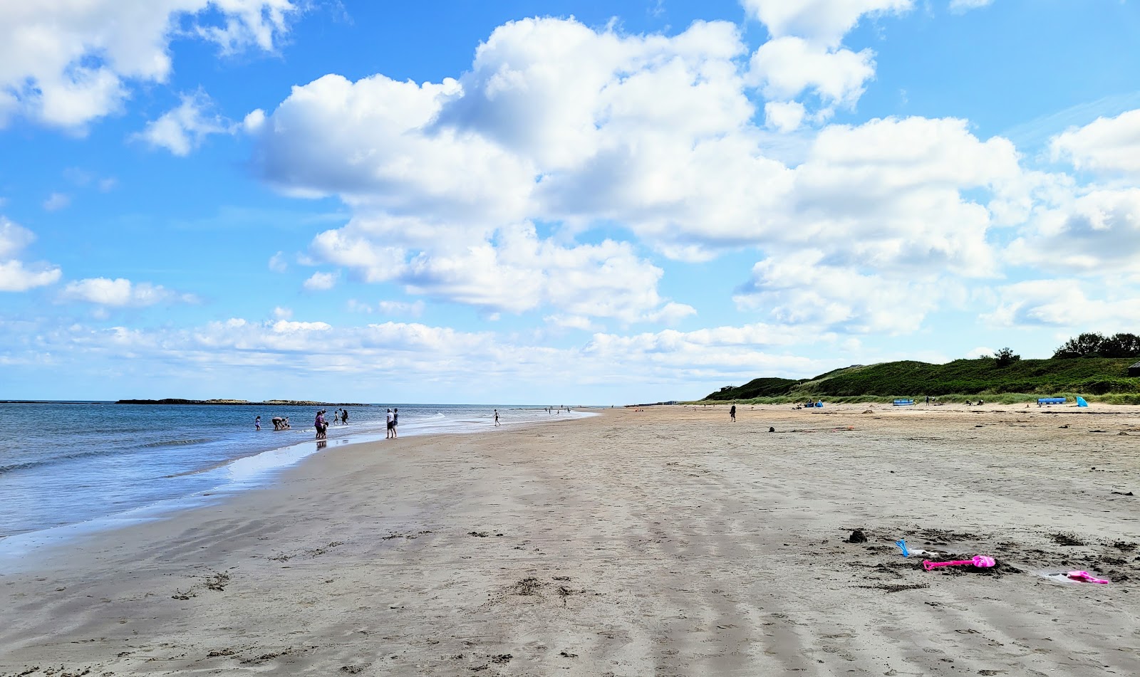 Fotografie cu Low Newton beach cu o suprafață de nisip strălucitor