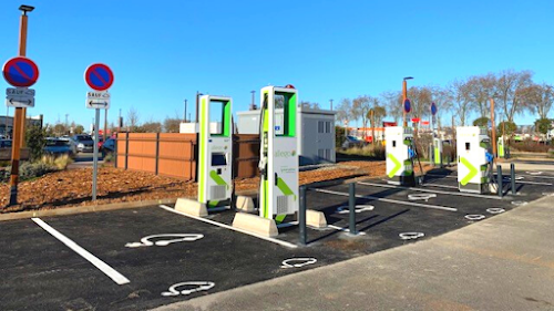 Borne de recharge de véhicules électriques Allego Station de recharge Fenouillet