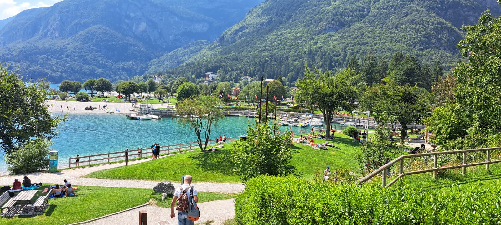 Foto von Lago Di Molveno Beach mit felsiges gelände Oberfläche