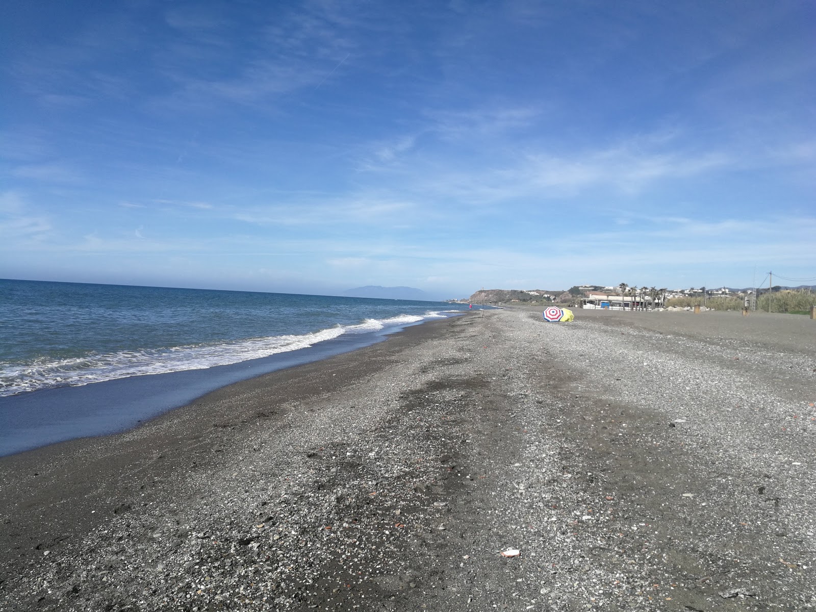 Foto af Playa Almayate med grå sand overflade