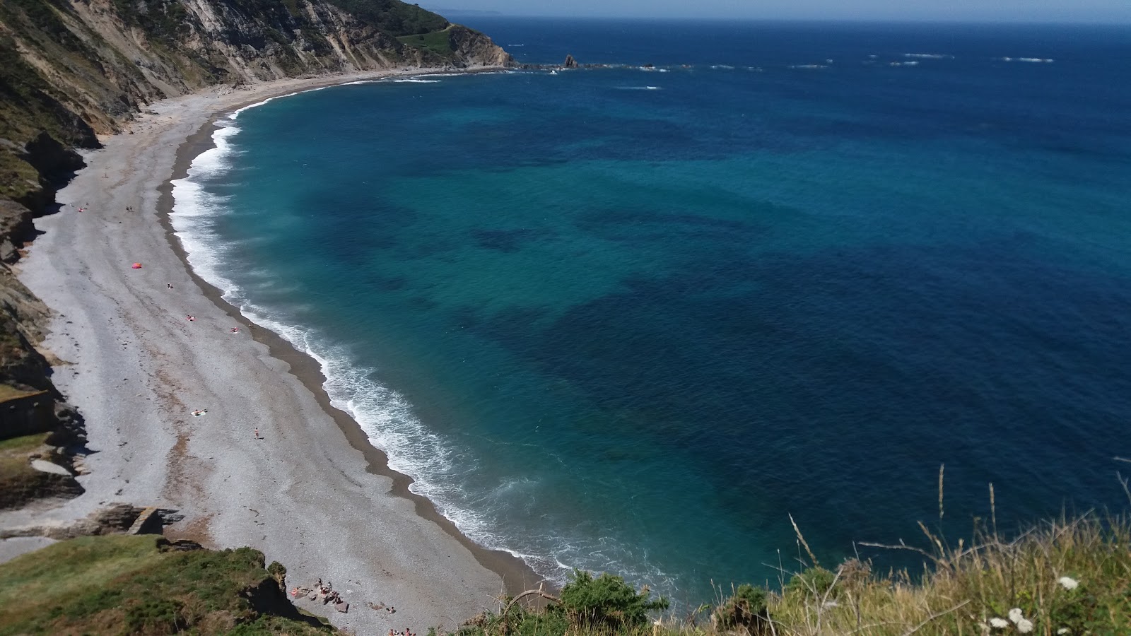 Foto di Playa de Vallina con parzialmente pulito livello di pulizia