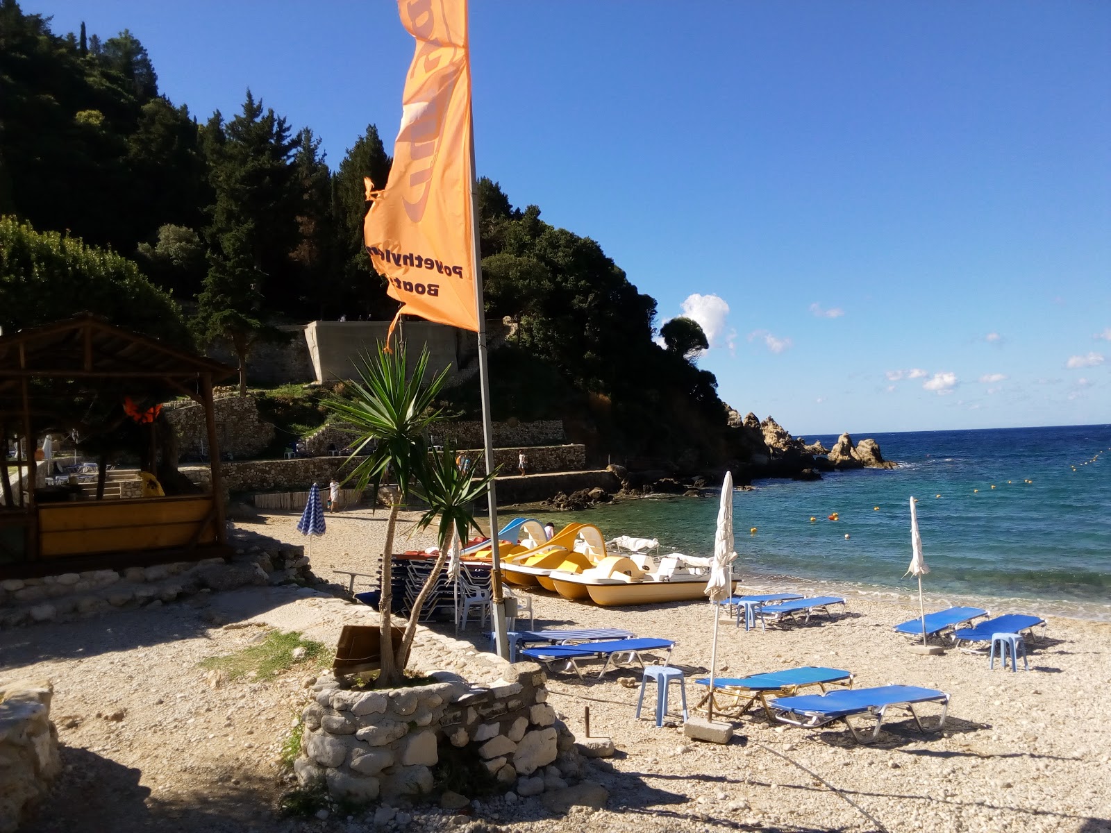 Foto von Agios Petros Strand von Klippen umgeben