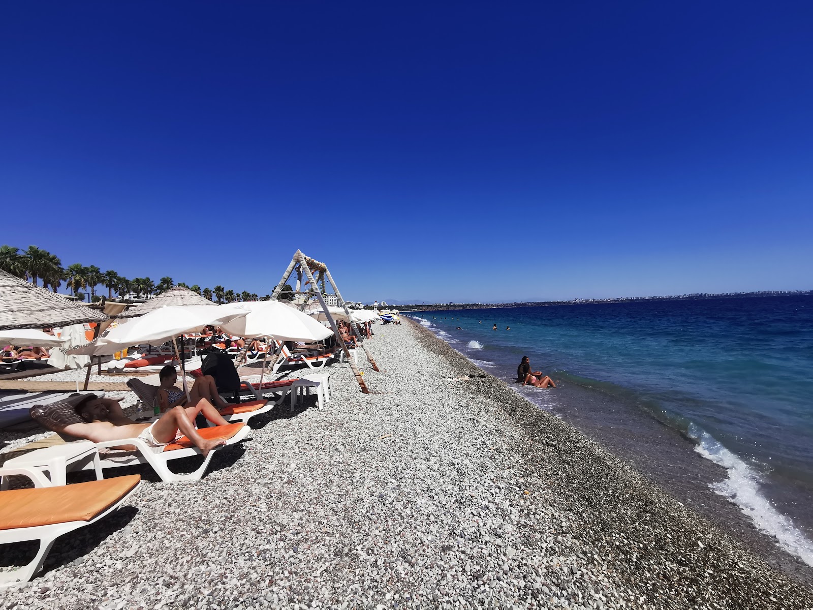 Konyaaltı Plajı'in fotoğrafı - rahatlamayı sevenler arasında popüler bir yer