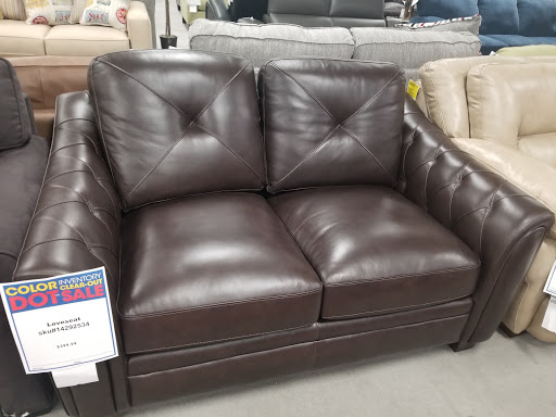 Outlet Store «Rooms To Go Outlet Furniture Store - Clearwater», reviews and photos, 21411 US-19, Clearwater, FL 33759, USA