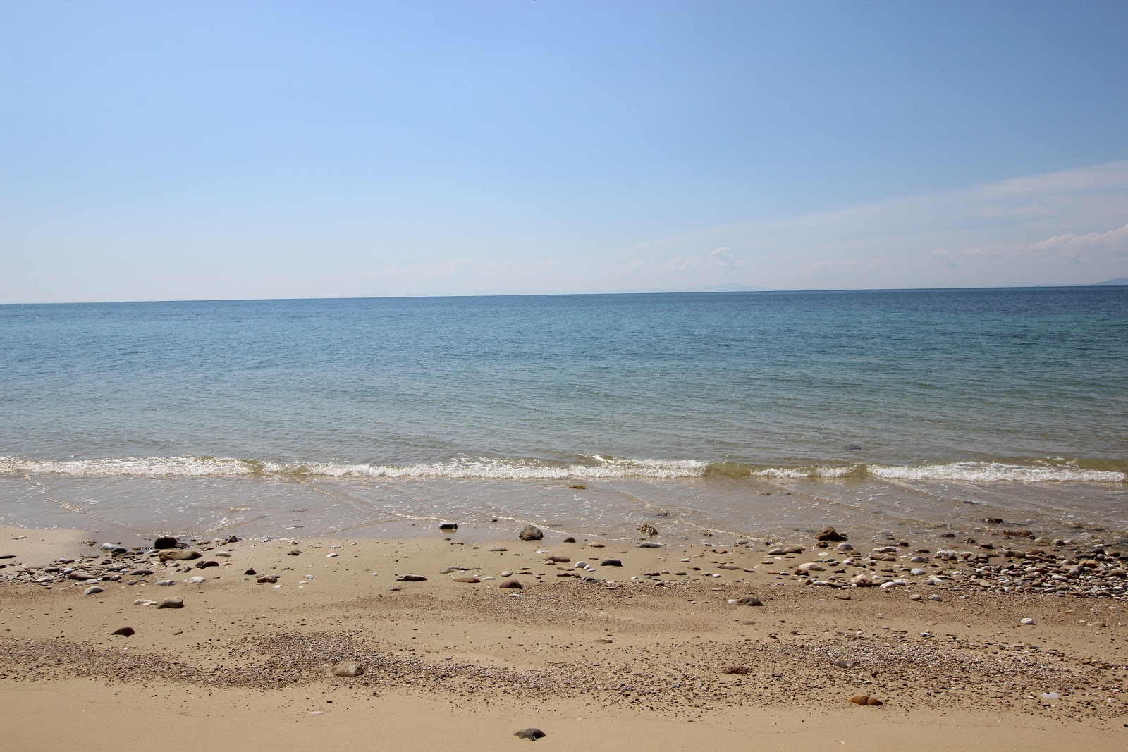 Vrysaki beach的照片 具有非常干净级别的清洁度