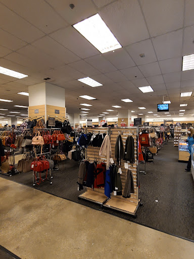 Department Store «Nordstrom Rack Chicago Avenue», reviews and photos, 101 E Chicago Ave, Chicago, IL 60611, USA