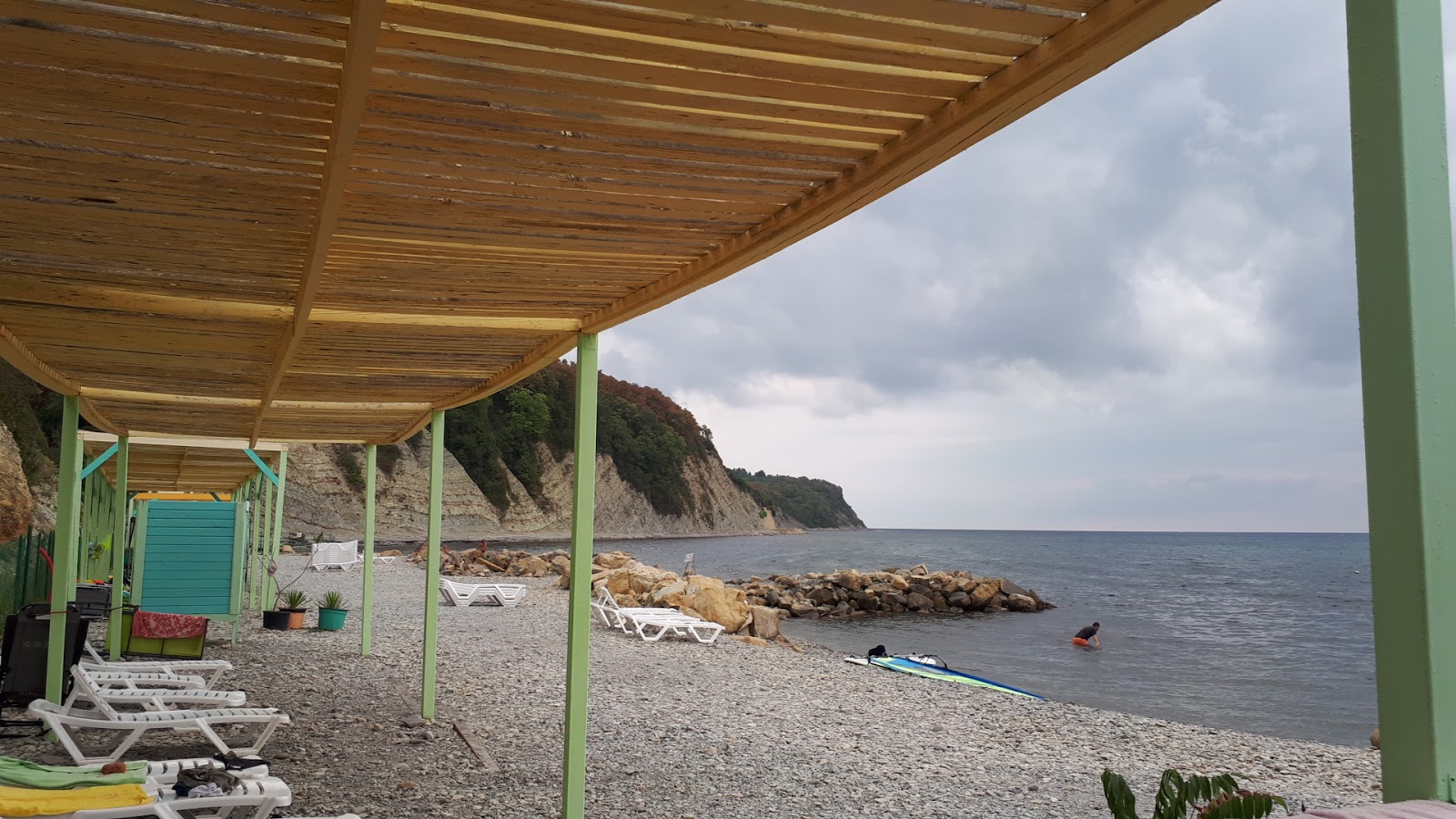 Foto di Aidar Village beach circondato da montagne