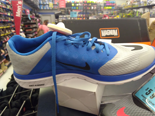 Sporting Goods Store «Big 5 Sporting Goods - Fresno», reviews and photos, 5488 N Blackstone Ave, Fresno, CA 93710, USA