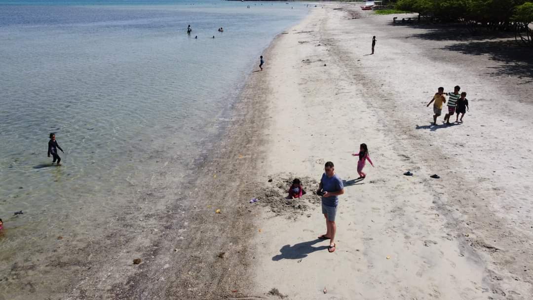 Aroma Beach的照片 带有明亮的沙子表面