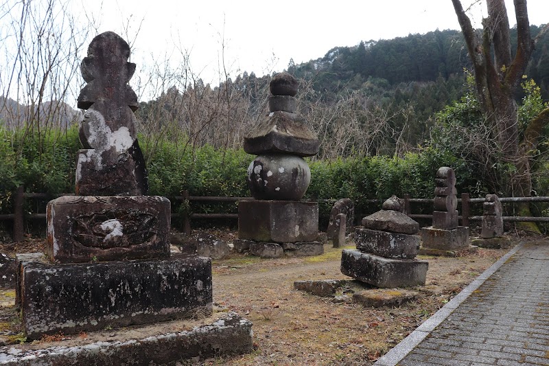 正応寺跡石塔