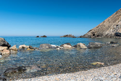 Koukistres beach'in fotoğrafı uçurumlarla desteklenmiş