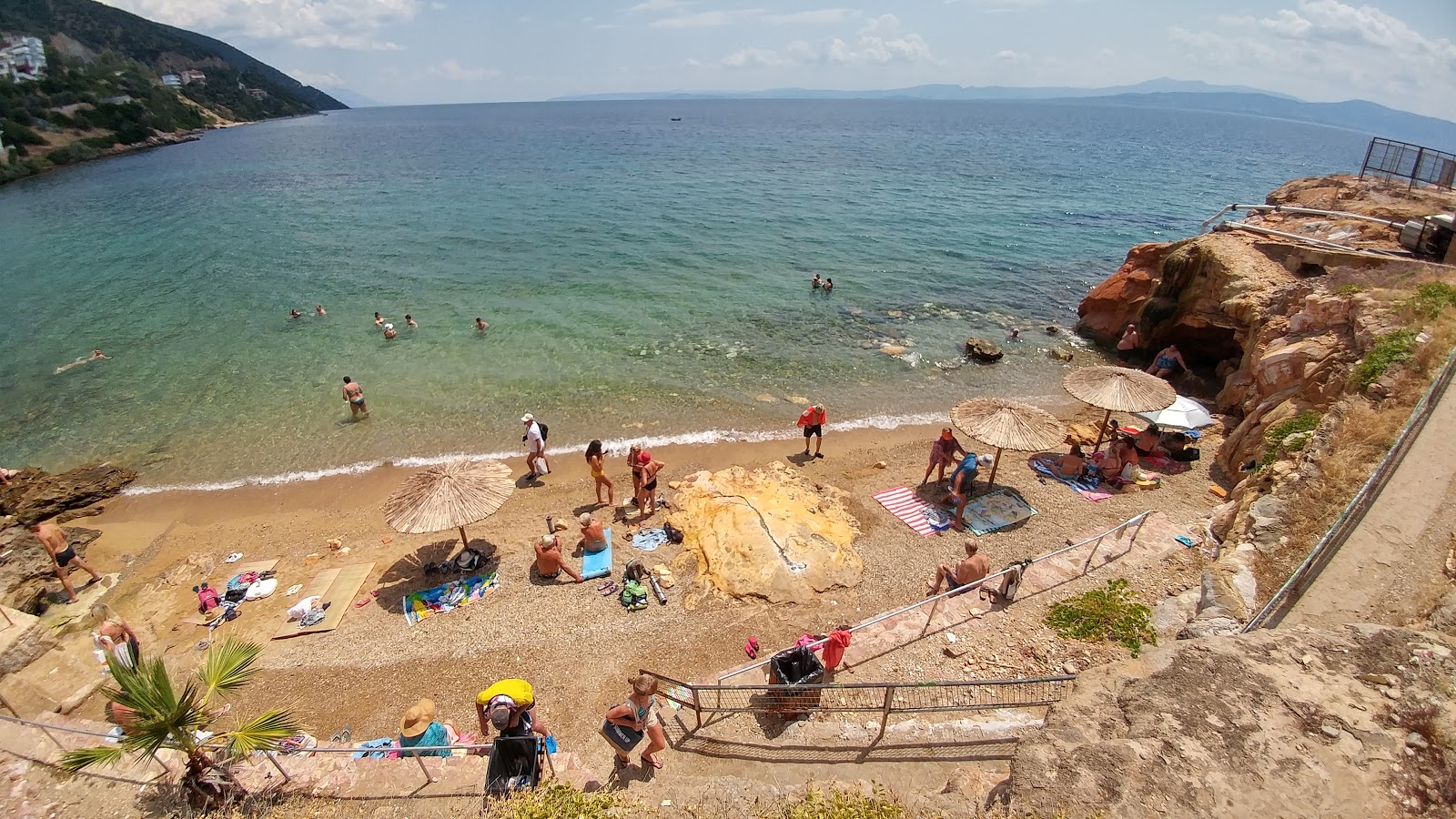 Foto di Loutra Edipsou beach con una superficie del sabbia scura