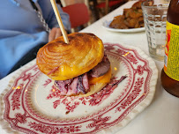 Plats et boissons du Restaurant français Aupa Caminito - Burger croissant 🥐🍔 à Paris - n°4