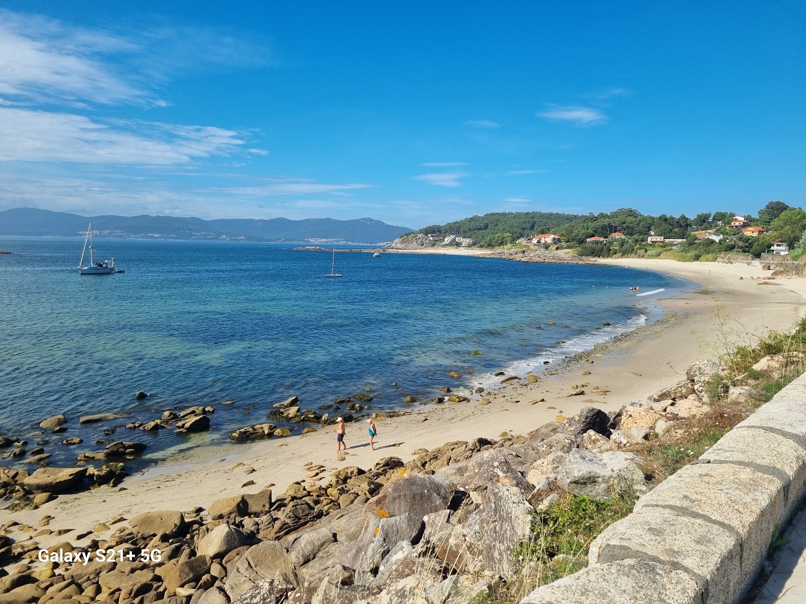 Praia de Langano'in fotoğrafı geniş bir kıyı şeridi ile birlikte