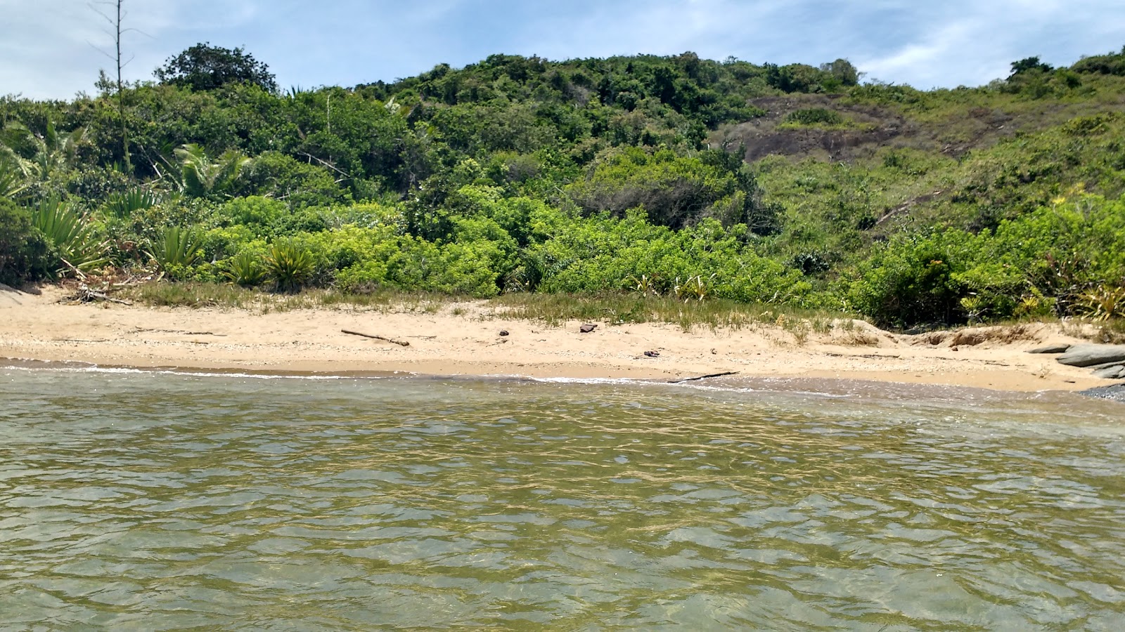 Photo de Praia dos Cosine entouré de montagnes