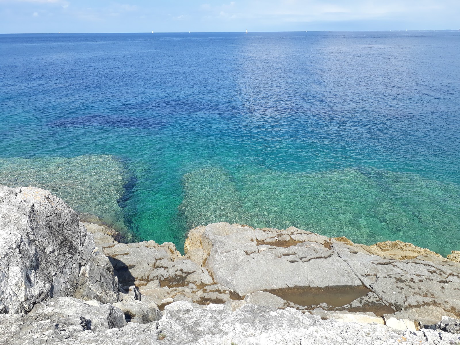 Φωτογραφία του Cliff jump - δημοφιλές μέρος μεταξύ λάτρεις της χαλάρωσης