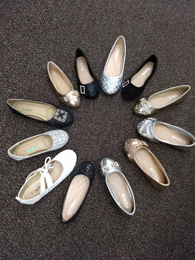 Shoe Store «Shoe Rack Outlet», reviews and photos, 26069 Hoover Rd, Warren, MI 48089, USA