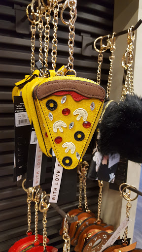 Shoe Store «DSW Designer Shoe Warehouse», reviews and photos, 17158 Redmond Way, Redmond, WA 98052, USA