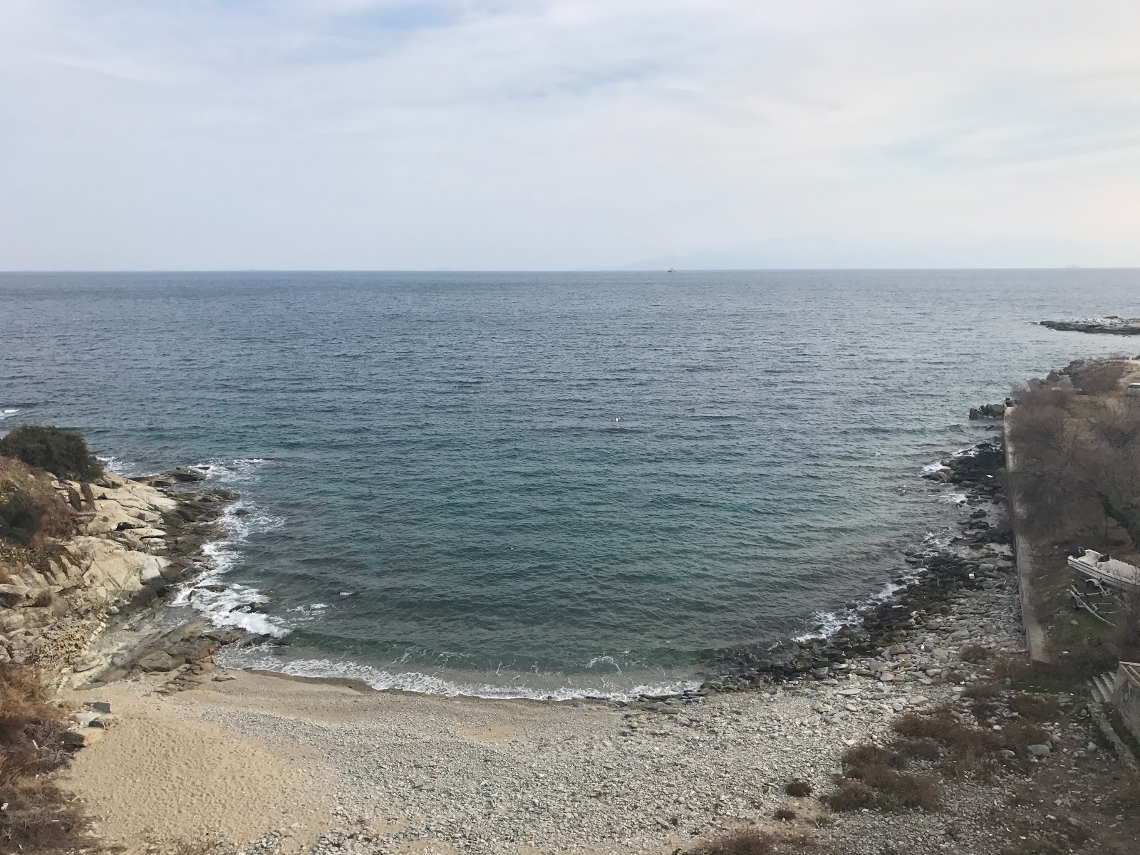 Kavala beach'in fotoğrafı küçük koy ile birlikte