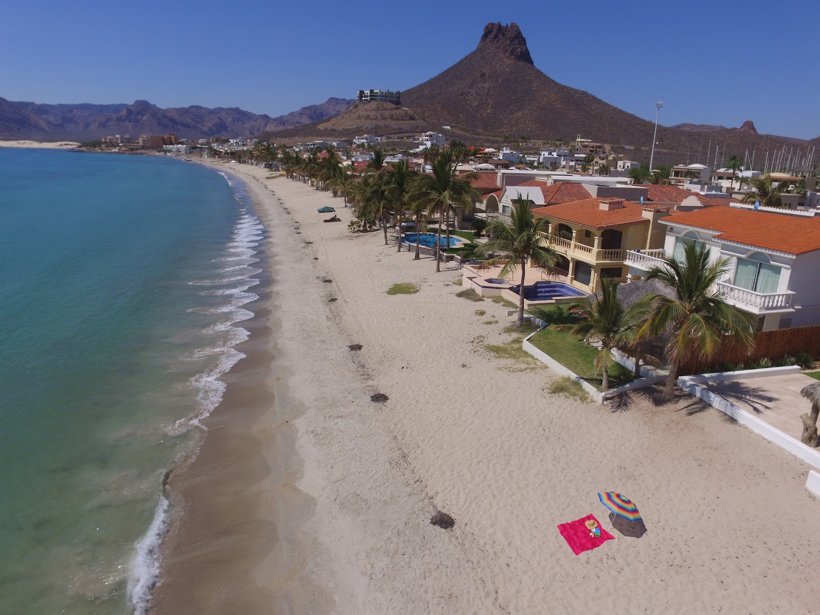 Fotografija Marina Real beach in naselje