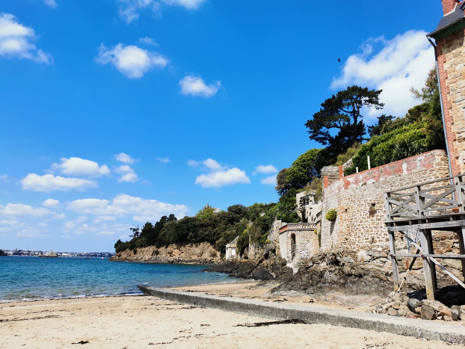 Foto von Plage des Fours a Chaux mit beiger sand Oberfläche