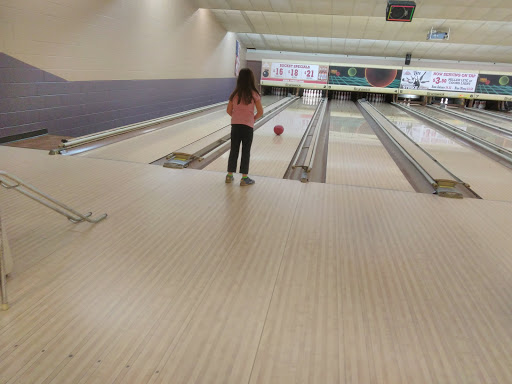 Shopping Mall «Meadowdale Shopping Center», reviews and photos, 100 W Mall Dr, Carpentersville, IL 60110, USA