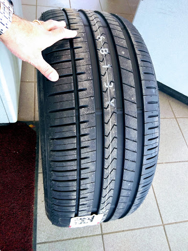 Tire Shop «Discount Tire Store - Auburn Hills, MI», reviews and photos, 200 Brown Rd, Auburn Hills, MI 48326, USA