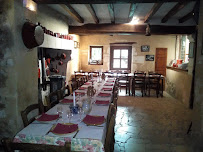Atmosphère du Restaurant Les Caves de la Genevraie à Louresse-Rochemenier - n°5