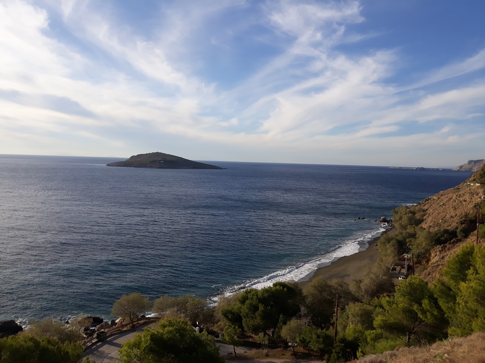 Platis Yialos beach'in fotoğrafı uçurumlarla desteklenmiş