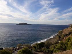 Platis Yialos beach'in fotoğrafı uçurumlarla desteklenmiş