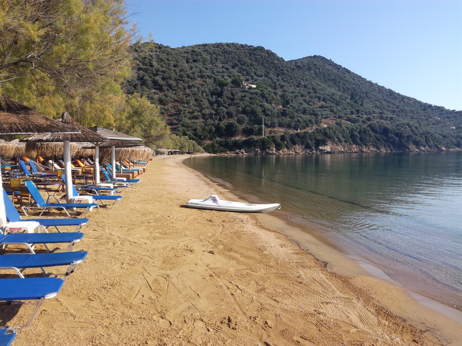 Foto de Lefki beach com areia brilhante superfície