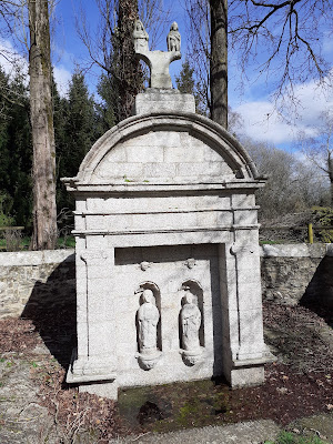 La fontaine des reliques à Saint-Gérand-Croixanvec