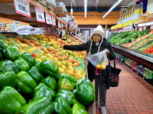 Produce Market «Rogers Park Fruit Market», reviews and photos, 7401 N Clark St, Chicago, IL 60626, USA