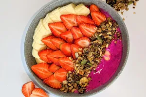 Veganlicious, Vegan smoothie bowl and juice image