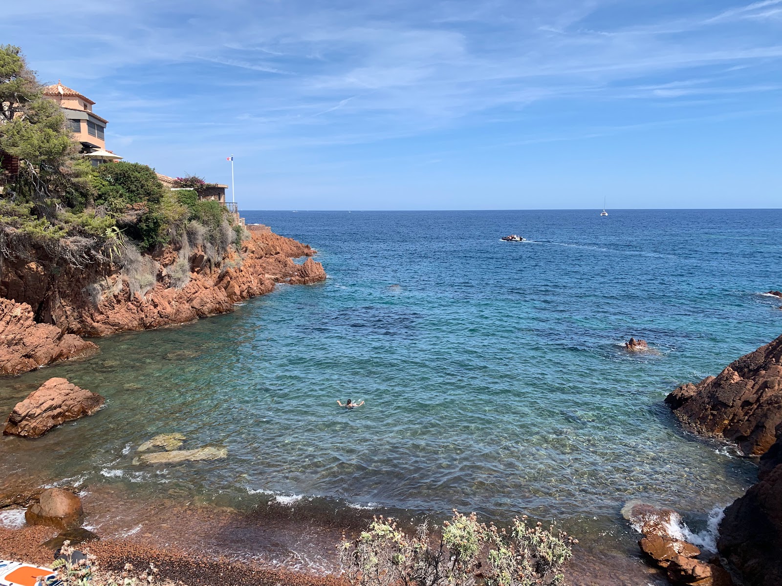 Foto di Plage Les Roches de l'ile des Vieilles con costa corta e dritta