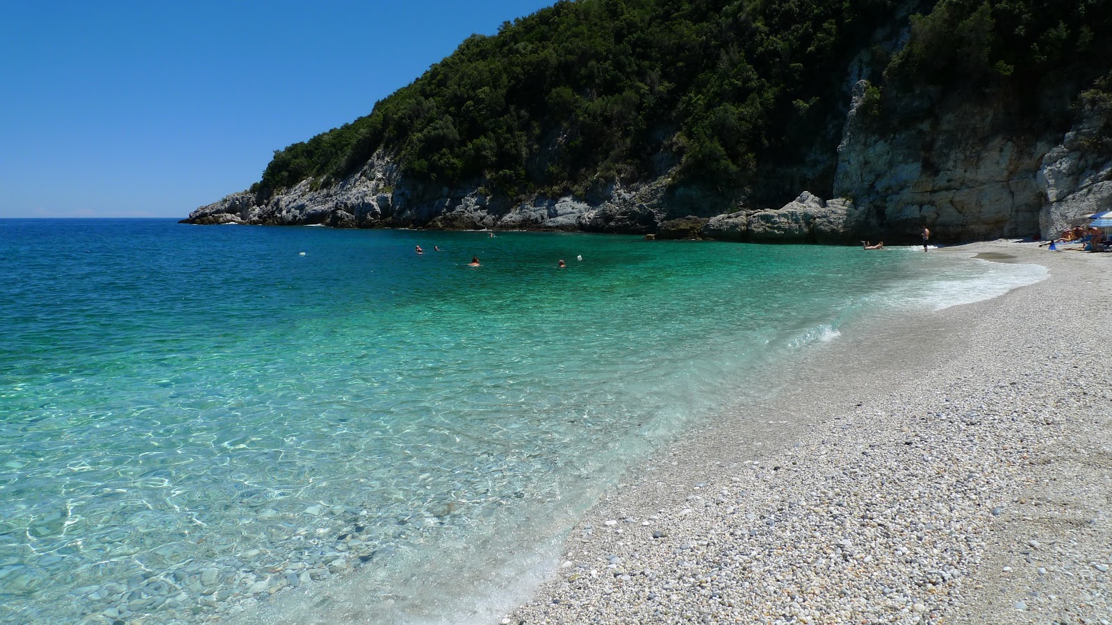 Foto von Limnionas beach mit kleine, weiße kiesel Oberfläche