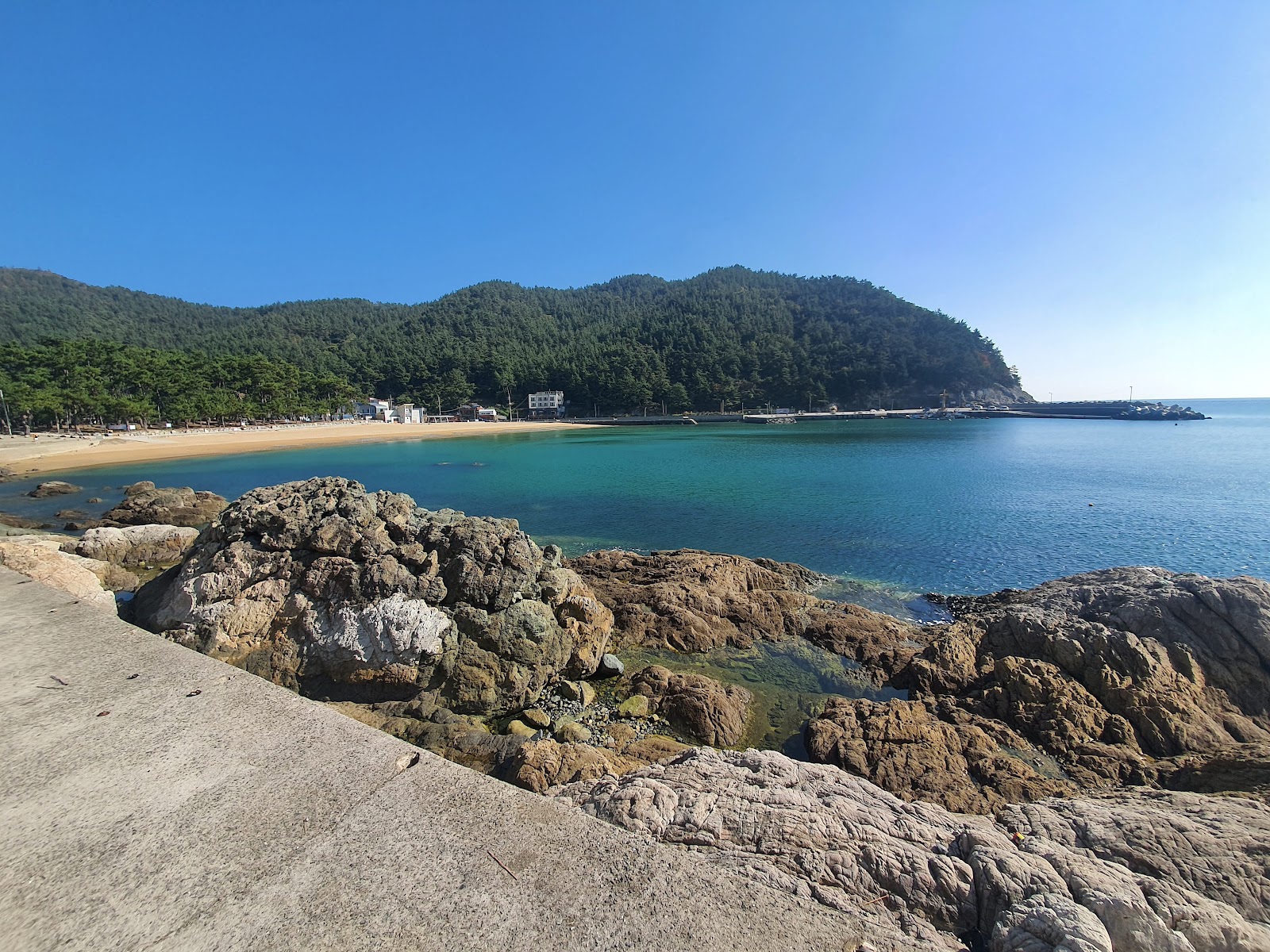 Bangjukpo Beach的照片 带有碧绿色纯水表面