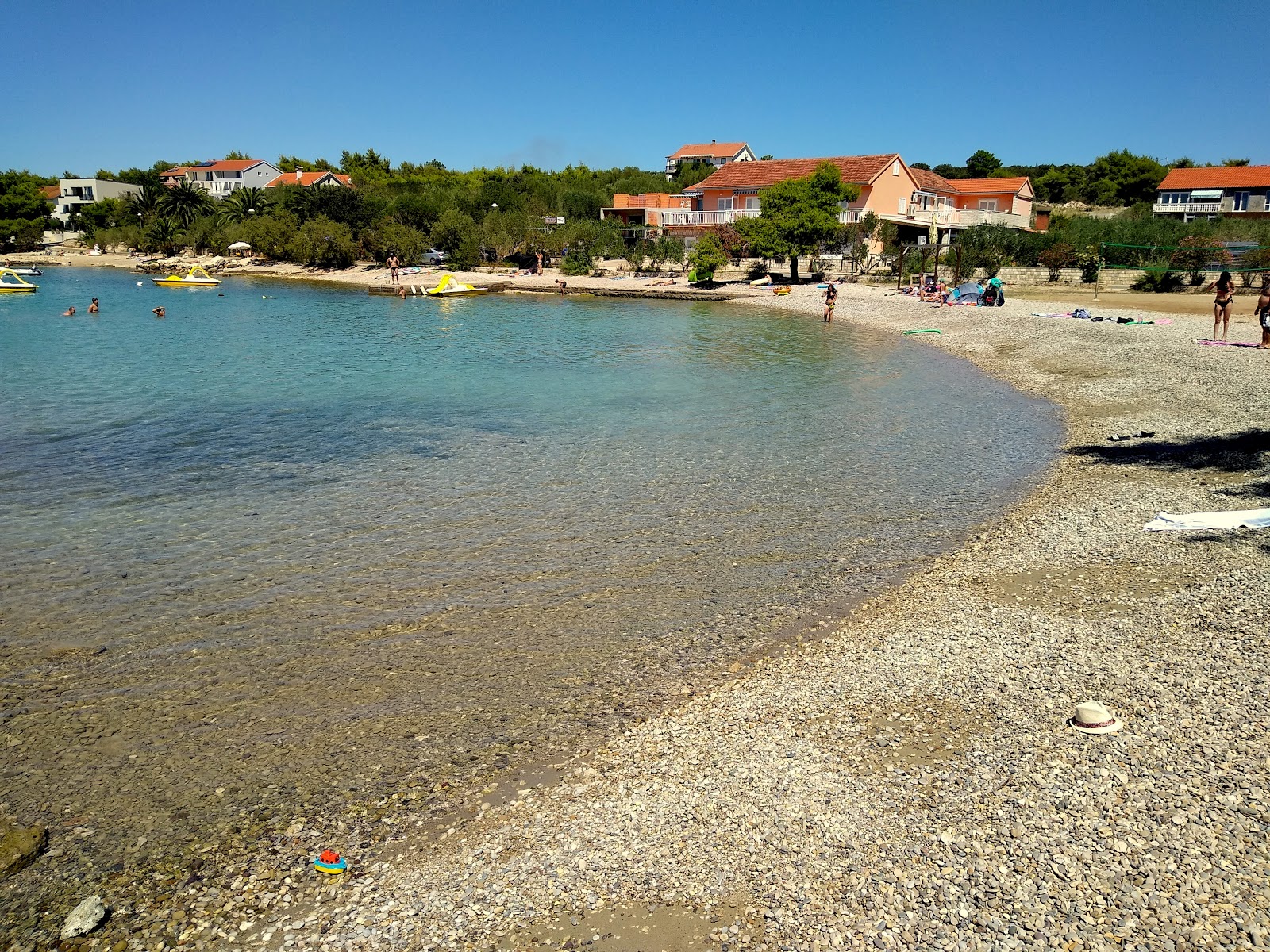 Fotografie cu Denka beach cu o suprafață de pietricel alb fin