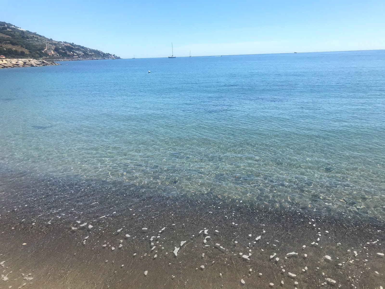 Fotografie cu Marina Aregai beach și așezarea