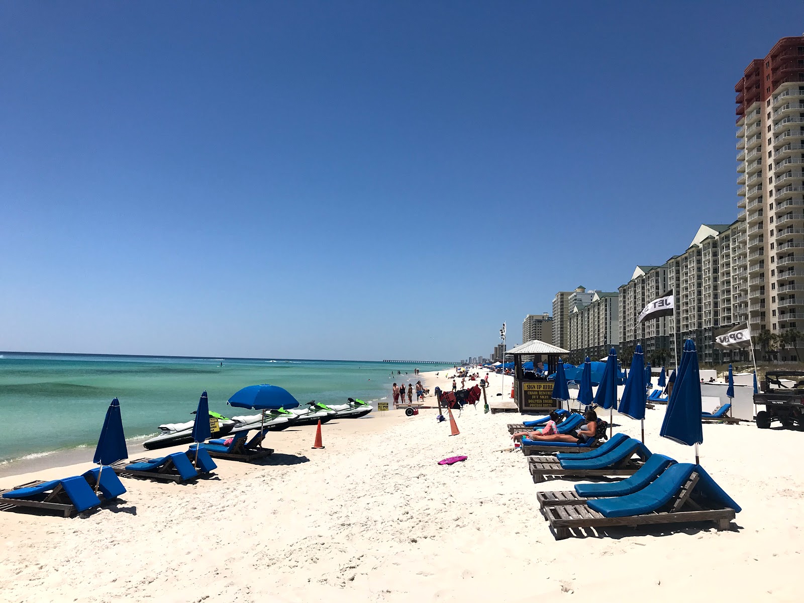 Φωτογραφία του Παραλία της Παναμαϊκής Πόλης της Παραλίας με ψιλή λευκή άμμος επιφάνεια